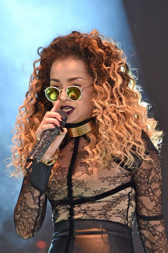 Ella-Eyre -V-Festival-Day-2